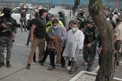 Tras su llegada a Quito los 11 detenidos en Guayaquil y Samborondón fueron llevados a la Fiscalía de Flagrancias para avanzar con el proceso Purga.