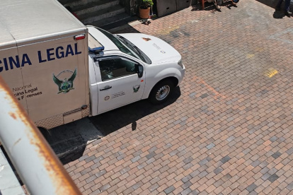 El vehículo de Medicina Legal se detuvo en uno de los parqueaderos de la Asamblea, tras la muerte de un joven funcionario.