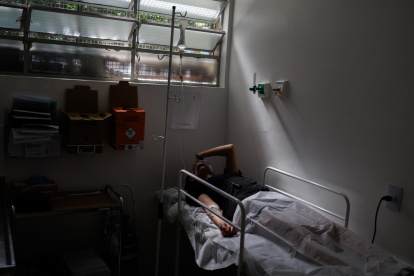 Una persona con dengue recibe atención médica en una Unidad Básica de Salud