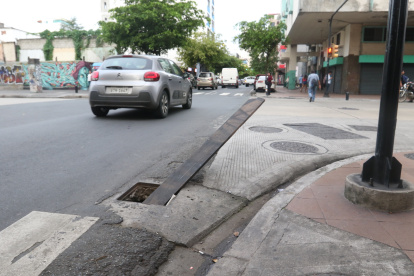 Vecinos han colocado una tabla de madera para cubrir un hueco de alcantarilla en las calles Víctor Manuel Rendón y Rumichaca.