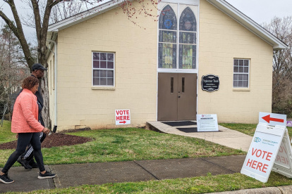 Una pareja llega a un centro de votación este martes en Durham, Carolina del Norte (EE. UU).