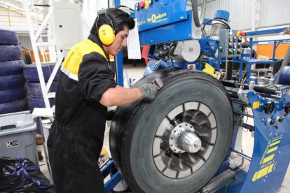 El reencauche tiene varias fases hasta la colocación de la banda de rodamiento.