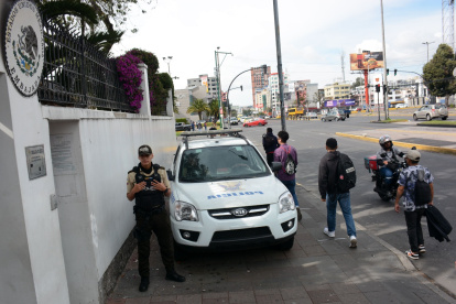 Vigilancia. Agentes de la Policía resguardan los accesos de la Embajada para evitar el escape de Glas.