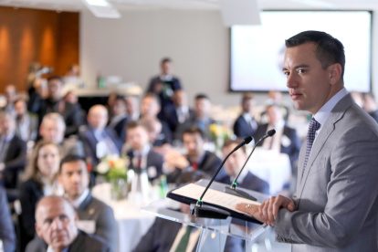 El presidente Daniel Noboa como ponente en una cnferencia.