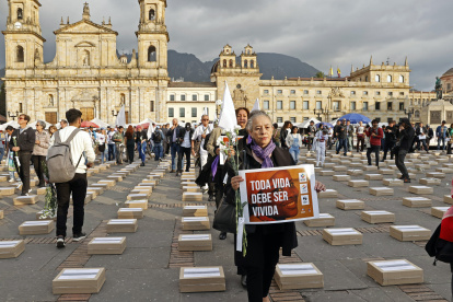 Personas se manifiestan durante una protesta en Bogotá (Colombia).