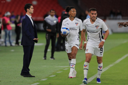 El técnico español Josep Alcácer (i) y el ofensivo argentino Lisandro Alzugaray (d) coincidieron que a la Liga de Quito le faltó mantener el ritmo de juego ante Macará.