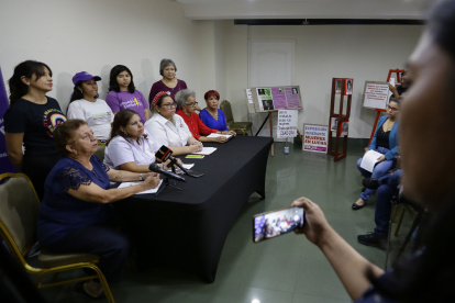 Representantes de grupos feministas se acercaron a presentar la denuncia.