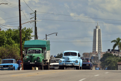 Automóviles transitan una calle el lunes 4 de marzo de 2024, en La Habana (Cuba).