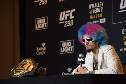 Sean O"Malley llegó al encuentro con la prensa luciendo un estilo particular.