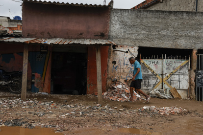 Un hombre camina entre escombros en el barrio Jardim Pantanal en Sao Paulo
