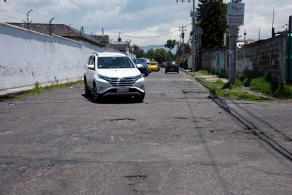 Reparación. Los moradores solicitan un arreglo integral de la calle. Solo se han realizado bacheos que, con las lluvias, se esparcen en la vía.