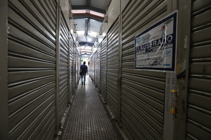 Comerciantes están desesperados por reabrir sus locales, su única fuente de ingresos.