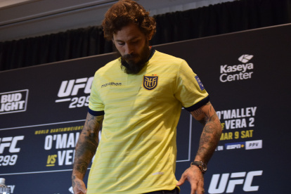 Chito recibió la camiseta de la Tri y no dudó en lucirla ante la prensa.