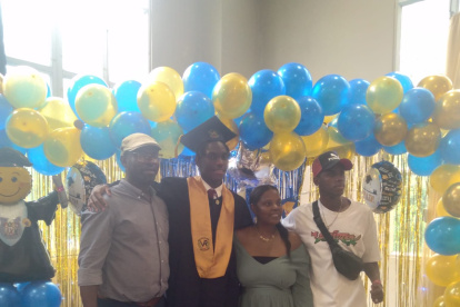 Allen Obando en familia, cuando se graduó de bachiller.