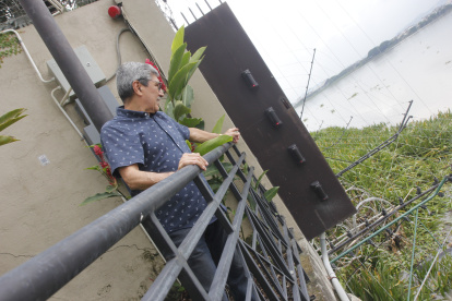. Exteriores. Las personas que circulan por la calle Los Arrozales caminan mirando a todos lados por el miedo a los delincuentes motorizados.