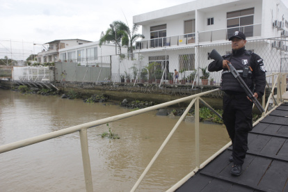 En la ciudadela La Puntilla tienen varios uniformados bien armados, además de otros métodos de seguridad