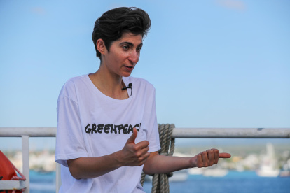 La actriz española Alba Flores habla en una entrevista con EFE este domingo, en la Isla Santa Cruz del archipiélago de Galápagos (Ecuador).