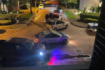 En imágenes se observa que varios vehículos entraron a una urbanización y procedieron a allanar un domicilio.