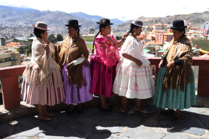 Mujeres Aimaras, perteneciente al emprendimiento "Warmi Empollerada" lucen el traje típico de la Chola paceña