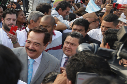 El entonces alcalde Jaime Nebot y Pablo Muentes en el ingreso a la tarima de una de las sesiones solemnes de Guayaquil.