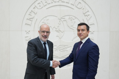 El director para el Departamento del Hemisferio Occidental  del FMI, Rodrigo Valdez, y el presidente de la República, Daniel Noboa.