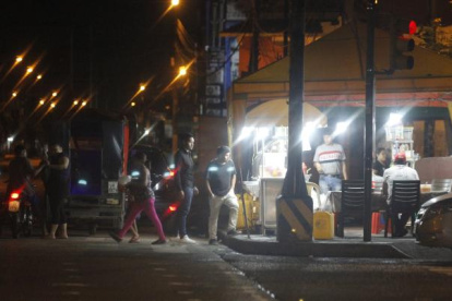 Comercios Los locales informales no se detienen ni en la madrugada. Clientes hacen hasta filas para consumir bedidas o comida que se esté bebiendo.