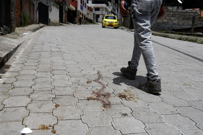Panorama. En las afueras de la casa donde ocurrió el hecho violento todavía existe sangre de la víctima.