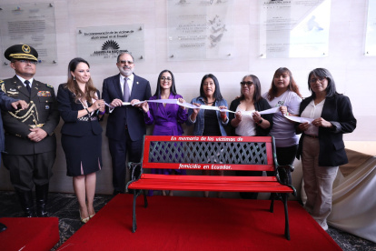 Símbolo. Entre dos aliadas correístas, en la plaza de acceso al salón plenario, el presidente Henry Kronfle inaugura el banco rojo contra el femicidio.