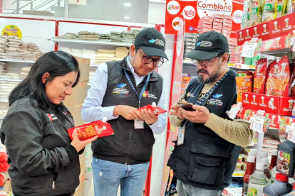 Cortesía.- Técnicos de ARCSA realizan inspecciones de los alimentos procesados.