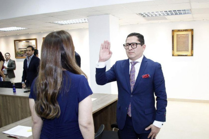 Guayas. El 11 de enero de 2024, Fabiola Gallardo entregó la presidencia al juez Hugo González, quien juró trabajar por la justicia.
