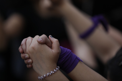 Mujeres colocan una ofrenda para todas las víctimas de feminicidio en la columna del Ángel de la Independencia en Ciudad de México (México).