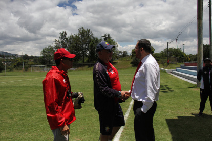 El presidente Marco Pazos (d) se reunió con el entrenador paraguayo Ever Hugo Almeida (c) y su cuerpo técnico. Acordaron su continuidad en los puros criollos.