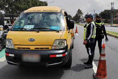 Referencial. Operativos de control de alcotest a conductores de buses escolares.