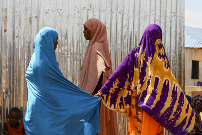 Un grupo de mujeres que fueron desplazadas internamente debido al cambio climático
