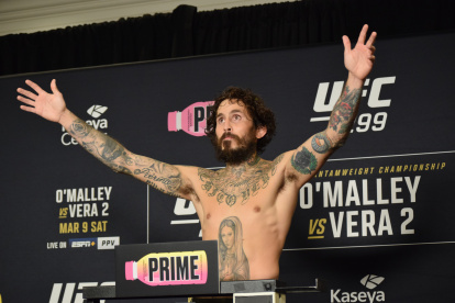 Habrá pelea. Tras casi una hora de espera, el  peleador oriundo de Chone salió a la bascula, con un evidente desgaste físico por el corte de peso.