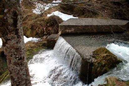 Manantial Fuentona de Los Arrudos, en Oviedo (España).