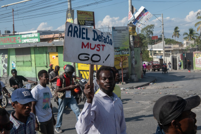 Manifestantes protestan para exigir la renuncia del primer ministro Ariel Henry