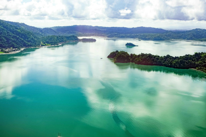 El Pacífico costarricense acoge el Golfo Dulce, uno de los cuatro fiordos tropicales del mundo, lugar rico en biodiversidad y propicio para el desarrollo de investigaciones científicas, además de paraje turístico que propicia el desarrollo de las comunidades que lo rodean. EFE/Jeffrey Arguedas