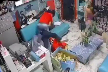 Un sujeto agredió físicamente a un joven estudiante en Guayaquil.