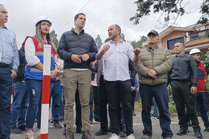 El ministro de Obras Públicas, Roberto Luque; y el prefecto de Azuay, Juan Cristóbal Lloret recorrieron la vía Cuenca- Molleturo e inauguraron el inicio de las obras de bacheo en la autopista Medio Ejido- Sayausí.