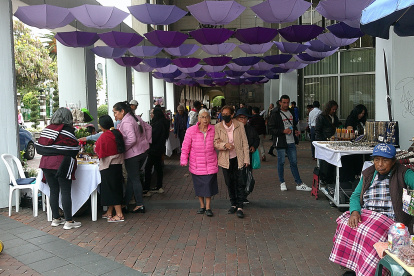 Los comerciantes se ubican en los portales y calles por la fiesta de Ambato.