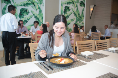 Una dama se sirve la fanesca que prepara el hotel Oro Verde.