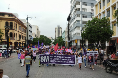 Marcha por las calles del centro de Guayaquil en conmemoración del Día de la Mujer.