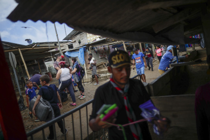 migrantes en el pueblo de Bajo Chiquito,luego de atravesar por varios días la selva del Darién