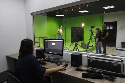 Cine. Estudiantes desarrollan trabajos audiovisuales desde los primeros años de la carrera universitaria.