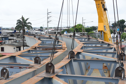 Hecho. La madrugada y mañana de este domingo 3 de marzo se realizó el izado de dos vigas curvas en la intersección de las avenidas 25 de Julio y Roberto Serrano, sitio en el que se construye una solución vial.