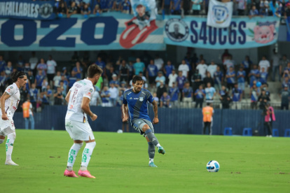 Ambos equipos buscan generar goles.