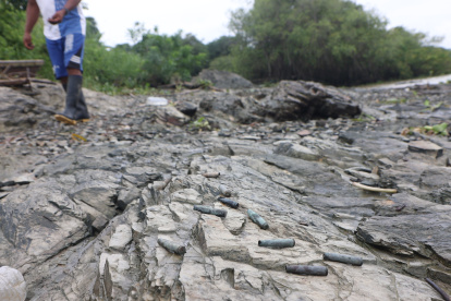 Panorama. Los indicios balísticos están regados por toda la orilla y son fáciles de encontrar tras los desembarques en el muelle.