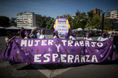 Ciudadanas venezolanas salieron a las calles con pancartas exigiendo mejoras en sus derechos laborales.