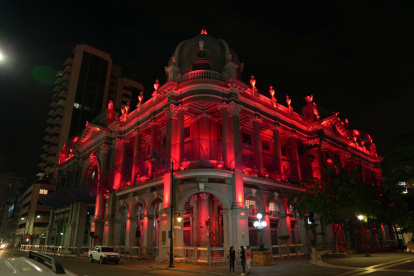 La fachada del Palacio Municipal fue iluminada con una tonalidad roja, la noche del viernes 8 de marzo.
